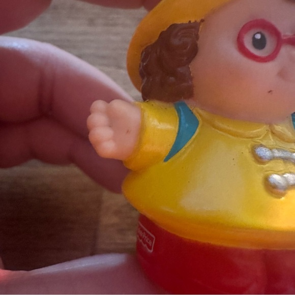 Fischer Price LITTLE PEOPLE MAGGIE Figure 2001 Raincoat Glasses Text Book School - Picture 8 of 8